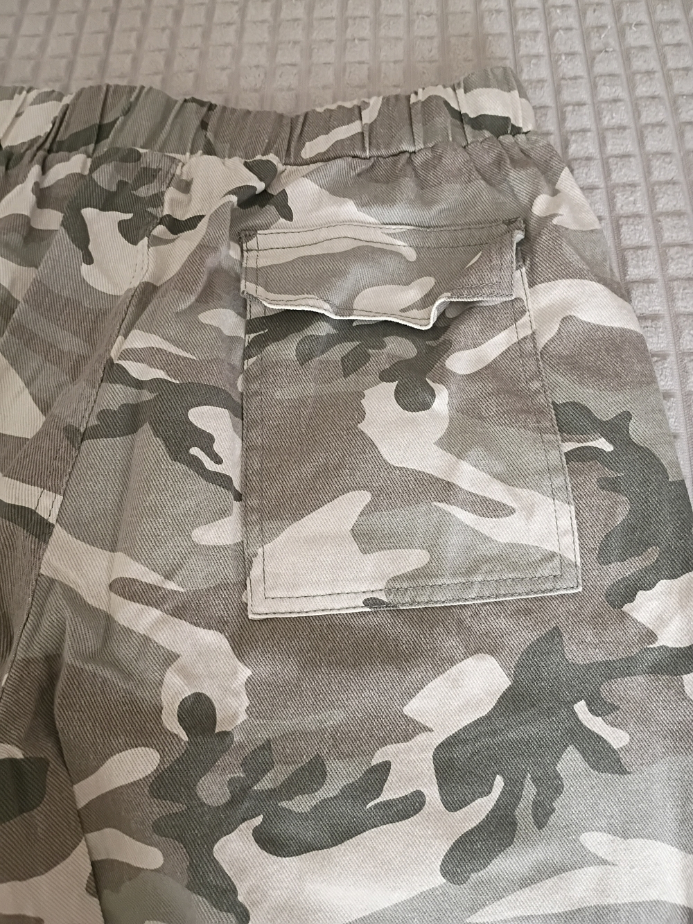 HVEPUO Gray Camo Cargo Capri Pants Large Y2K Utility NWT - Picture 5 of 6